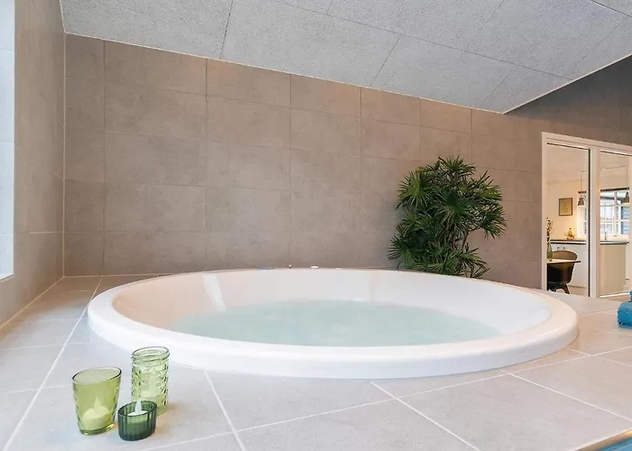 18 Person In בית נופש