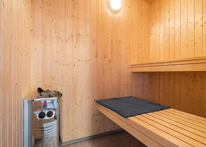 18 Person In בית נופש